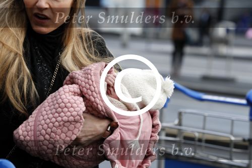 Schiphol 17 februari 2017 
Xander en Sophie de Buisonje komen met hun dochter Cela Lynn en zoon Dex aan op schiphol. Beide ouders familie en Sem v Dijk wachten ze op . Ook de hond is meegekomen.