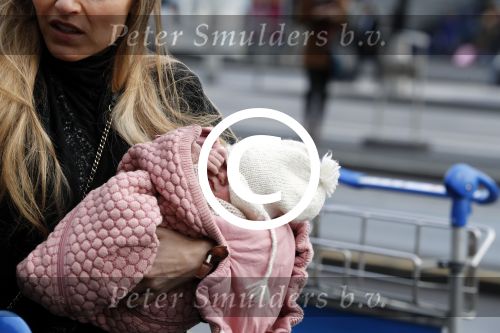 Schiphol 17 februari 2017 
Xander en Sophie de Buisonje komen met hun dochter Cela Lynn en zoon Dex aan op schiphol. Beide ouders familie en Sem v Dijk wachten ze op . Ook de hond is meegekomen.