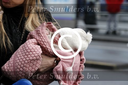 Schiphol 17 februari 2017 
Xander en Sophie de Buisonje komen met hun dochter Cela Lynn en zoon Dex aan op schiphol. Beide ouders familie en Sem v Dijk wachten ze op . Ook de hond is meegekomen.