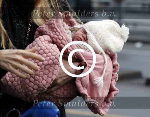 Schiphol 17 februari 2017 
Xander en Sophie de Buisonje komen met hun dochter Cela Lynn en zoon Dex aan op schiphol. Beide ouders familie en Sem v Dijk wachten ze op . Ook de hond is meegekomen.