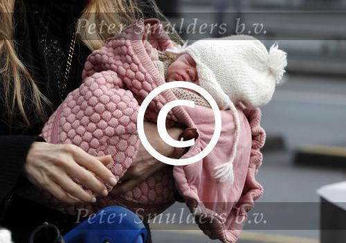 Schiphol 17 februari 2017 
Xander en Sophie de Buisonje komen met hun dochter Cela Lynn en zoon Dex aan op schiphol. Beide ouders familie en Sem v Dijk wachten ze op . Ook de hond is meegekomen.