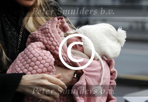 Schiphol 17 februari 2017 
Xander en Sophie de Buisonje komen met hun dochter Cela Lynn en zoon Dex aan op schiphol. Beide ouders familie en Sem v Dijk wachten ze op . Ook de hond is meegekomen.