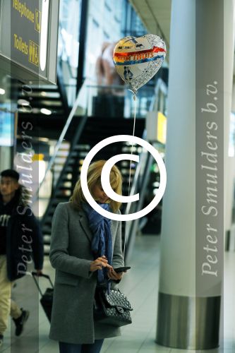 Schiphol 17 februari 2017
Daphne Deckers haalt haar dochter Emma op op schiphol . Emma komt een paar dagen over vanuit Los Angeles.