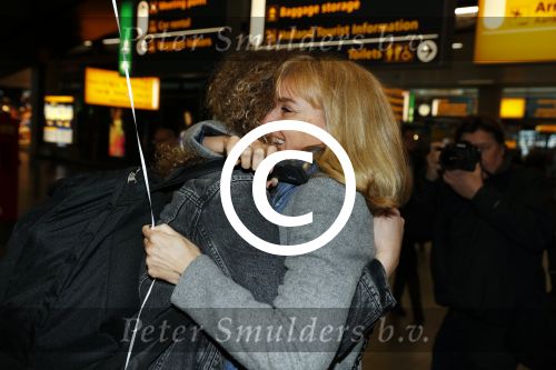 Schiphol 17 februari 2017
Daphne Deckers haalt haar dochter Emma op op schiphol . Emma komt een paar dagen over vanuit Los Angeles.
