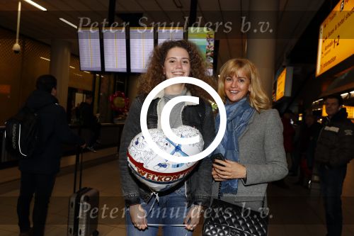 Schiphol 17 februari 2017
Daphne Deckers haalt haar dochter Emma op op schiphol . Emma komt een paar dagen over vanuit Los Angeles.