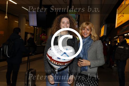 Schiphol 17 februari 2017
Daphne Deckers haalt haar dochter Emma op op schiphol . Emma komt een paar dagen over vanuit Los Angeles.
