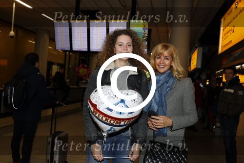 Schiphol 17 februari 2017
Daphne Deckers haalt haar dochter Emma op op schiphol . Emma komt een paar dagen over vanuit Los Angeles.