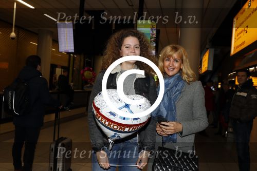 Schiphol 17 februari 2017
Daphne Deckers haalt haar dochter Emma op op schiphol . Emma komt een paar dagen over vanuit Los Angeles.