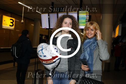 Schiphol 17 februari 2017
Daphne Deckers haalt haar dochter Emma op op schiphol . Emma komt een paar dagen over vanuit Los Angeles.