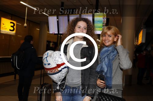 Schiphol 17 februari 2017
Daphne Deckers haalt haar dochter Emma op op schiphol . Emma komt een paar dagen over vanuit Los Angeles.