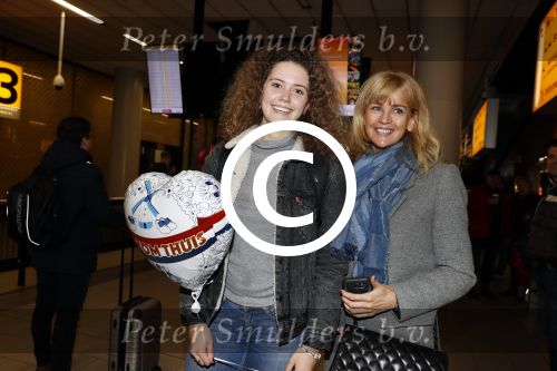 Schiphol 17 februari 2017
Daphne Deckers haalt haar dochter Emma op op schiphol . Emma komt een paar dagen over vanuit Los Angeles.