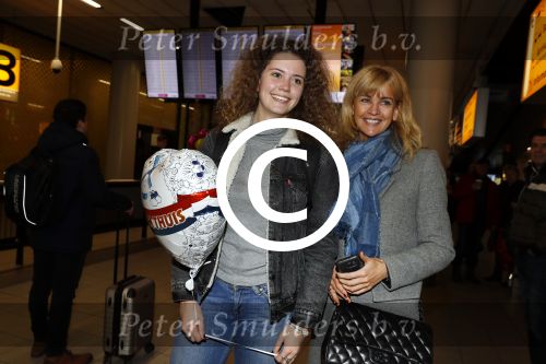 Schiphol 17 februari 2017
Daphne Deckers haalt haar dochter Emma op op schiphol . Emma komt een paar dagen over vanuit Los Angeles.