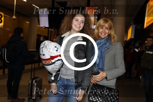 Schiphol 17 februari 2017
Daphne Deckers haalt haar dochter Emma op op schiphol . Emma komt een paar dagen over vanuit Los Angeles.