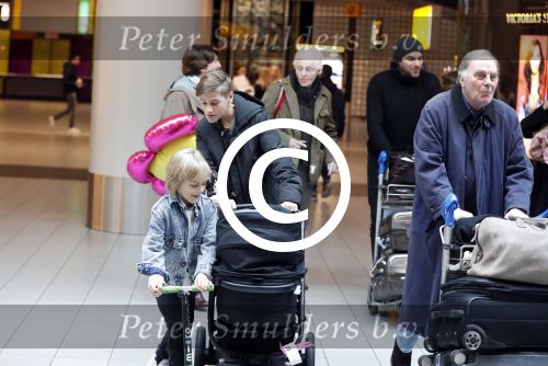 Schiphol 17 februari 2017 
Xander en Sophie de Buisonje komen met hun dochter Cela Lynn en zoon Dex aan op schiphol. Beide ouders familie en Sem v Dijk wachten ze op . Ook de hond is meegekomen.