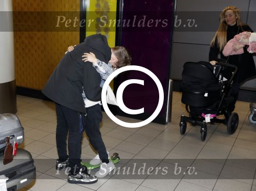 Schiphol 17 februari 2017 
Xander en Sophie de Buisonje komen met hun dochter Cela Lynn en zoon Dex aan op schiphol. Beide ouders familie en Sem v Dijk wachten ze op . Ook de hond is meegekomen.