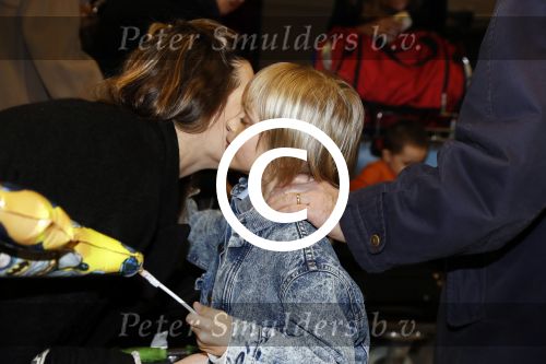 Schiphol 17 februari 2017 
Xander en Sophie de Buisonje komen met hun dochter Cela Lynn en zoon Dex aan op schiphol. Beide ouders familie en Sem v Dijk wachten ze op . Ook de hond is meegekomen.