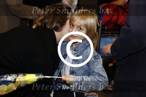 Schiphol 17 februari 2017 
Xander en Sophie de Buisonje komen met hun dochter Cela Lynn en zoon Dex aan op schiphol. Beide ouders familie en Sem v Dijk wachten ze op . Ook de hond is meegekomen.