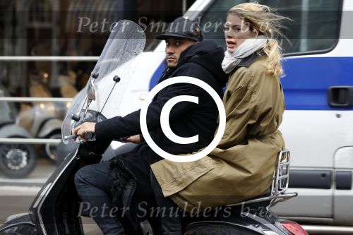 Amsterdam 7 februari 2017 
Doutzen Kroes en Sunnery james op hun vespa scooter