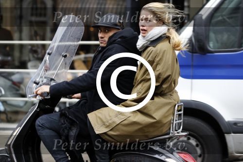 Amsterdam 7 februari 2017 
Doutzen Kroes en Sunnery james op hun vespa scooter