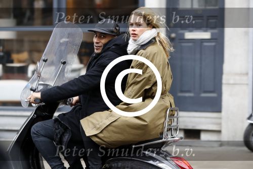 Amsterdam 7 februari 2017 
Doutzen Kroes en Sunnery james op hun vespa scooter