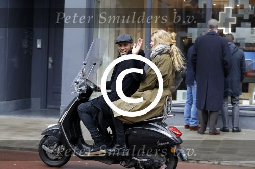 Amsterdam 7 februari 2017 
Doutzen Kroes en Sunnery james op hun vespa scooter