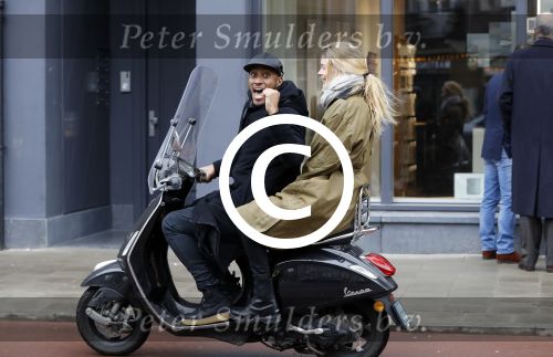 Amsterdam 7 februari 2017 
Doutzen Kroes en Sunnery james op hun vespa scooter