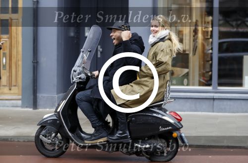 Amsterdam 7 februari 2017 
Doutzen Kroes en Sunnery james op hun vespa scooter