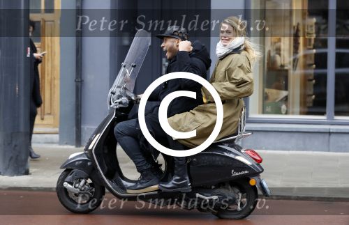 Amsterdam 7 februari 2017 
Doutzen Kroes en Sunnery james op hun vespa scooter
