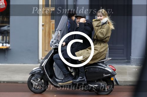 Amsterdam 7 februari 2017 
Doutzen Kroes en Sunnery james op hun vespa scooter