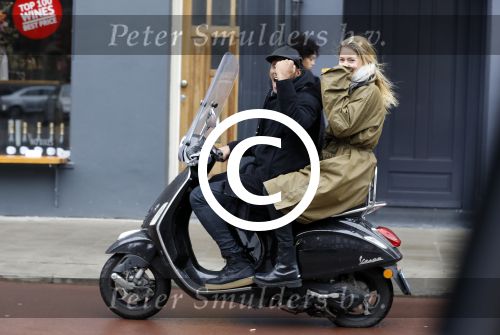 Amsterdam 7 februari 2017 
Doutzen Kroes en Sunnery james op hun vespa scooter