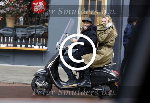Amsterdam 7 februari 2017 
Doutzen Kroes en Sunnery james op hun vespa scooter