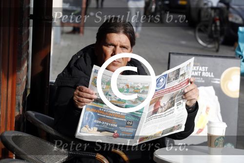 Amsterdam 3 februari 2017 
Frank masmeijer leest krant op terras bij starbucks