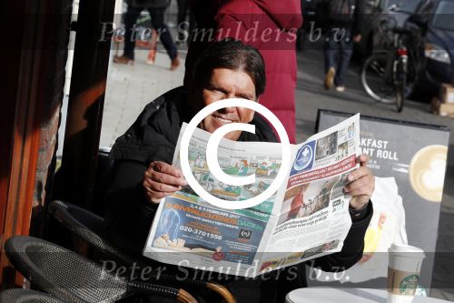 Amsterdam 3 februari 2017 
Frank masmeijer leest krant op terras bij starbucks