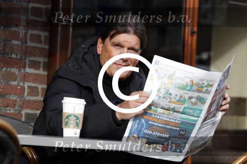 Amsterdam 3 februari 2017 
Frank masmeijer leest krant op terras bij starbucks