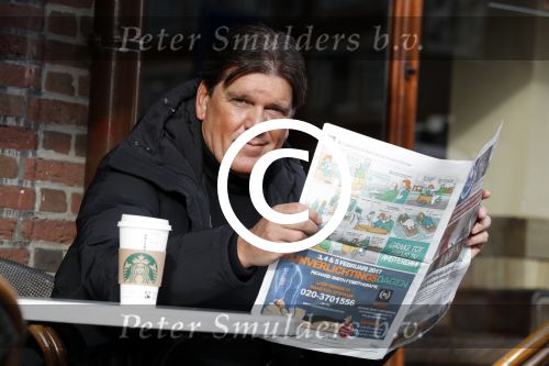Amsterdam 3 februari 2017 
Frank masmeijer leest krant op terras bij starbucks