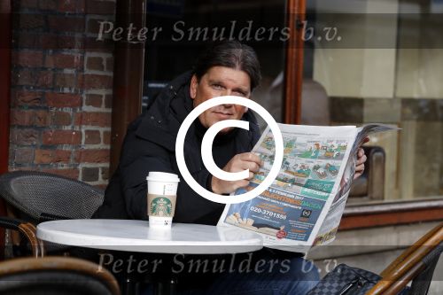Amsterdam 3 februari 2017 
Frank masmeijer leest krant op terras bij starbucks