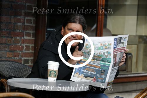 Amsterdam 3 februari 2017 
Frank masmeijer leest krant op terras bij starbucks