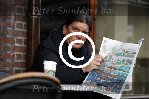Amsterdam 3 februari 2017 
Frank masmeijer leest krant op terras bij starbucks