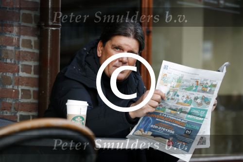 Amsterdam 3 februari 2017 
Frank masmeijer leest krant op terras bij starbucks