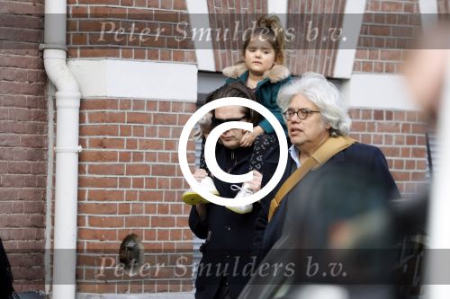Amsterdam 15 december 2017
Hans Teeuwen en zijn vriendin Eva met  dochter Nika.