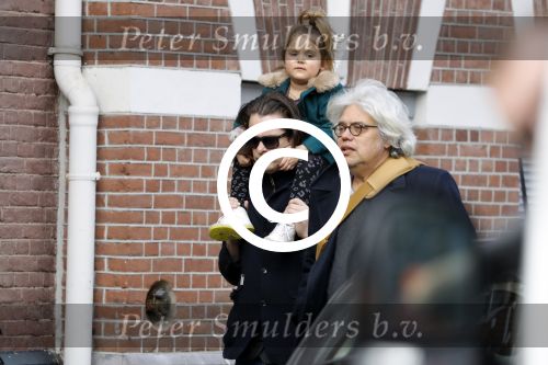 Amsterdam 15 december 2017
Hans Teeuwen en zijn vriendin Eva met  dochter Nika.