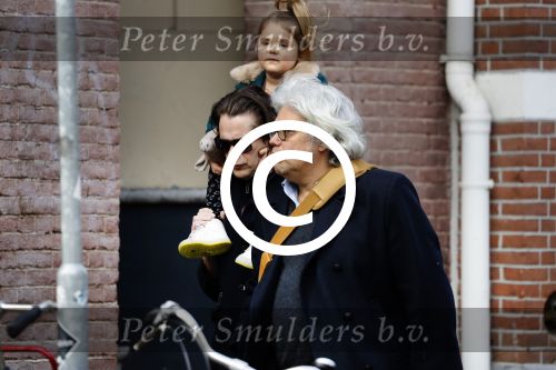 Amsterdam 15 december 2017
Hans Teeuwen en zijn vriendin Eva met  dochter Nika.