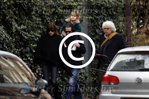 Amsterdam 15 december 2017
Hans Teeuwen en zijn vriendin Eva met  dochter Nika.