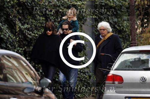 Amsterdam 15 december 2017
Hans Teeuwen en zijn vriendin Eva met  dochter Nika.