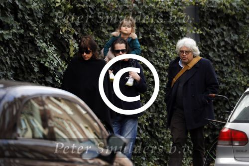Amsterdam 15 december 2017
Hans Teeuwen en zijn vriendin Eva met  dochter Nika.