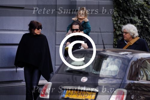 Amsterdam 15 december 2017
Hans Teeuwen en zijn vriendin Eva met  dochter Nika.