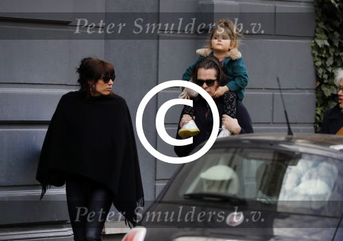 Amsterdam 15 december 2017
Hans Teeuwen en zijn vriendin Eva met  dochter Nika.