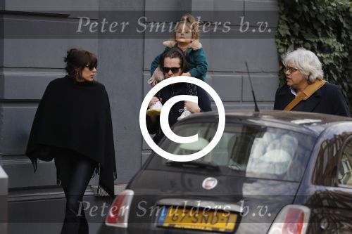Amsterdam 15 december 2017
Hans Teeuwen en zijn vriendin Eva met  dochter Nika.