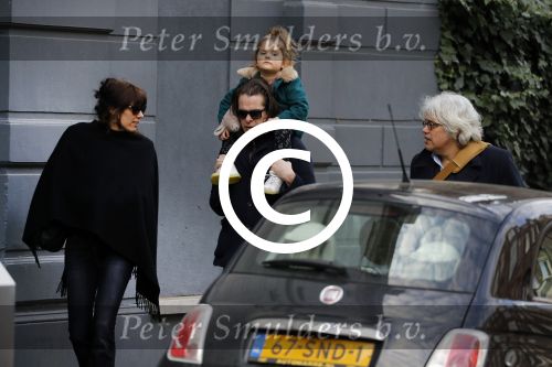 Amsterdam 15 december 2017
Hans Teeuwen en zijn vriendin Eva met  dochter Nika.