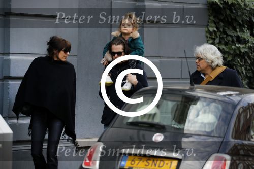 Amsterdam 15 december 2017
Hans Teeuwen en zijn vriendin Eva met  dochter Nika.